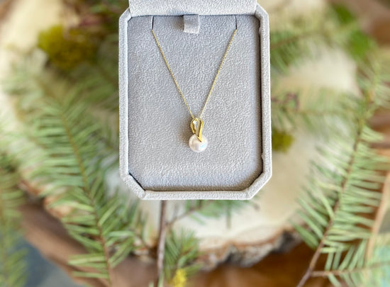 Pearl and Gold Ribbon Necklace