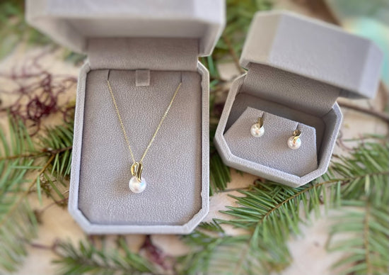 Pearl and Gold Ribbon Necklace